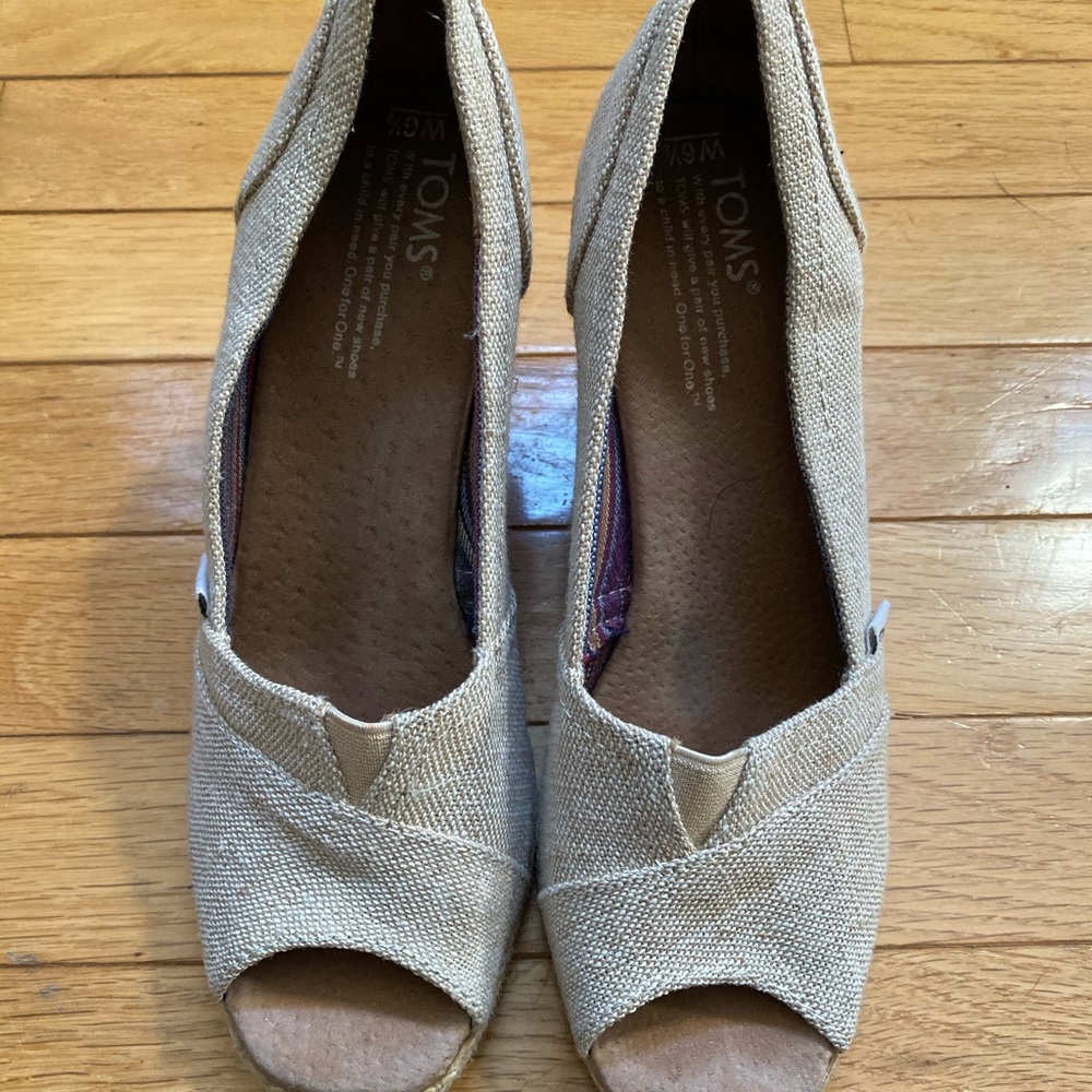 Toms Wedges Size 6.5